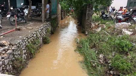 Hình ảnh hiện trường vụ vớt xe chở Phó Giám đốc Sở bị lũ cuốn