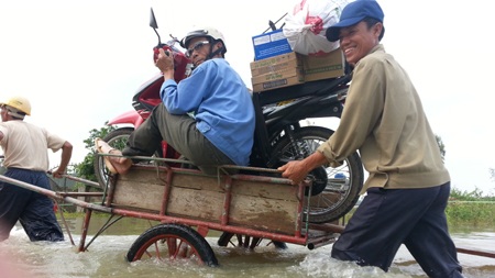 Công an huyện Quỳnh Lưu giúp dân kiểm tra xe chết máy