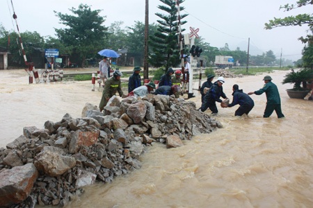 Cán bộ địa phương cùng người dân ngăn nước.