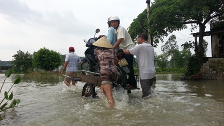 Công an huyện Quỳnh Lưu giúp dân kiểm tra xe chết máy