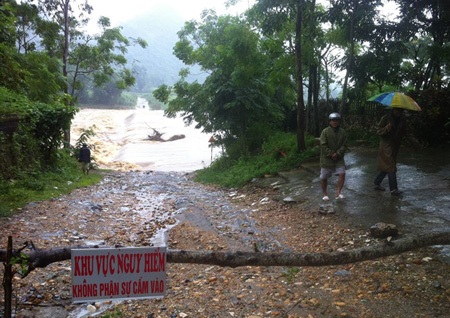 Các con đường liên huyện, xã bị nước dâng cao gây ngập lụt và chia cắt.