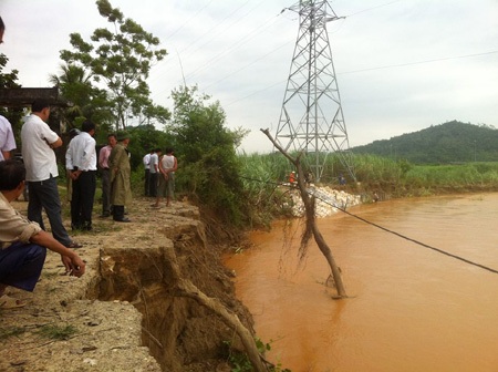 Sạt lở bờ sông Dinh tại huyện Quỳ Hợp.