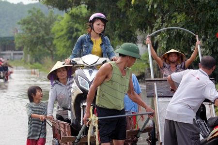 Công an huyện Quỳnh Lưu giúp dân kiểm tra xe chết máy