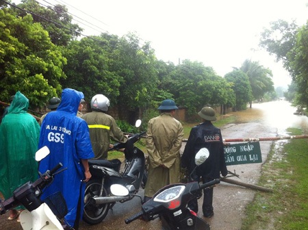 Các con đường liên huyện, xã bị nước dâng cao gây ngập lụt và chia cắt.