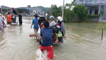 Công an huyện Quỳnh Lưu giúp dân kiểm tra xe chết máy