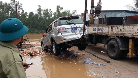 Rất nhiều mì tôm và nước cứu trợ bà con bão lũ rơi vãi tại hiện trường