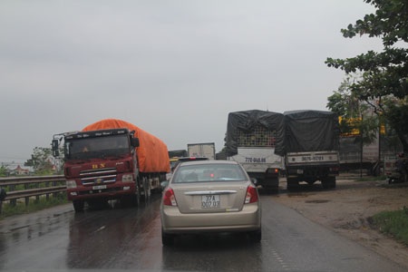 Hàng nghìn phương tiện ùn ứ trên quốc lộ 1A - 5 Những chiếc xe container quá khổ nằm chờ nước rút