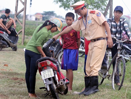 Công an huyện Quỳnh Lưu giúp dân kiểm tra xe chết máy