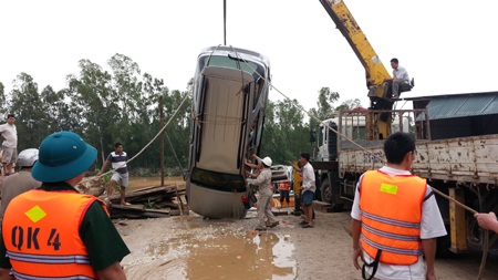 Chiếc xe được cẩu lên bờ.