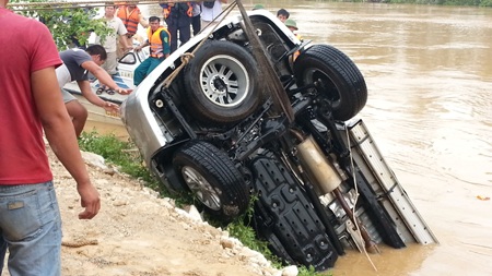 Chiếc xe được cẩu lên bờ.