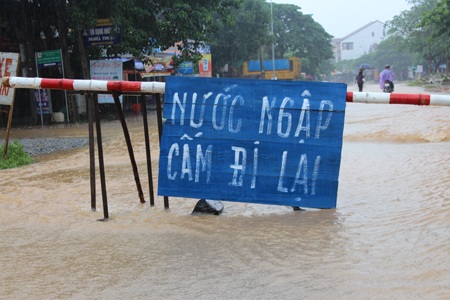 Đường sắt Bắc - Nam địa bàn TX Hoàng Mai bị nước nhấn chìm.