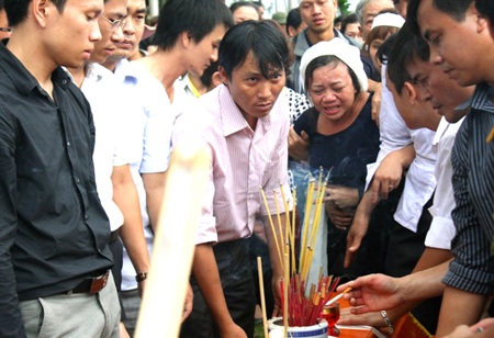 Xót thương Phó Giám đốc Sở tử vong bên những gói hàng cứu trợ - 4 Đớn đau người ở lại.