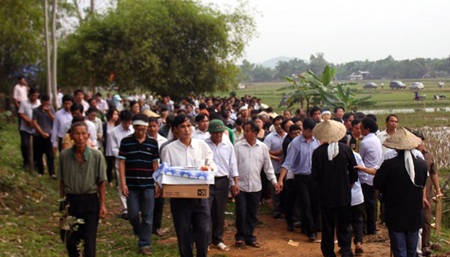 Hàng ngàn người tới đưa tiễn anh.