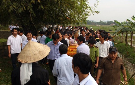 Hàng ngàn người tới đưa tiễn anh.