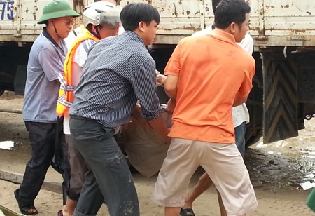 Thi thể ông Dũng được đưa ra khỏi xe