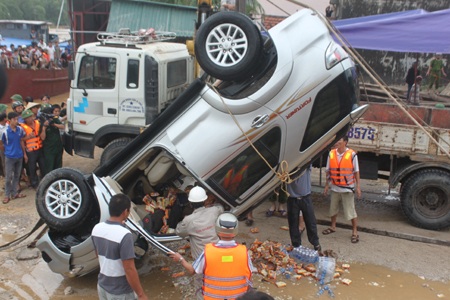 Rất nhiều mì tôm và nước cứu trợ bà con bão lũ rơi vãi tại hiện trường