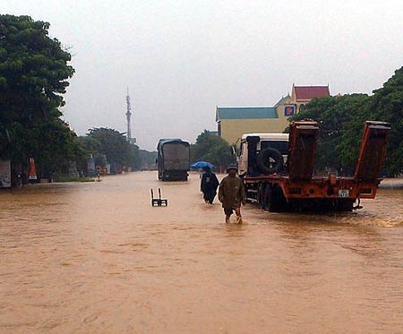 Quốc lộ 1A ngập nặng sau cơn đại hồng thủy.