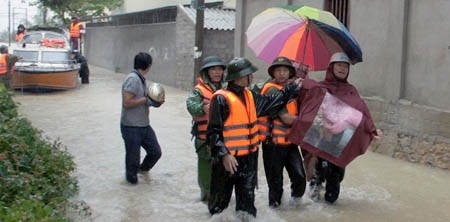 Sơ tán, cứu người tại TX Hoàng Mai.