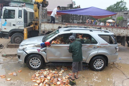 Rất nhiều mì tôm và nước cứu trợ bà con bão lũ rơi vãi tại hiện trường