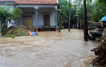 Lũ nhấn chìm nhiều nhà dân ở xã miền núi Nghĩa Long, Nghĩa Đàn.