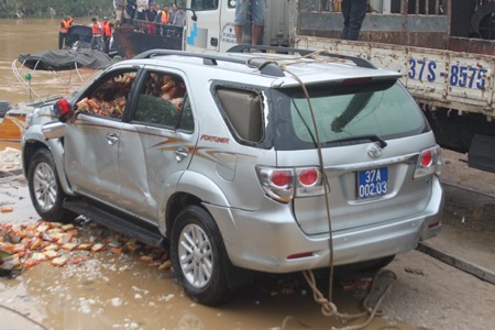 Rất nhiều mì tôm và nước cứu trợ bà con bão lũ rơi vãi tại hiện trường