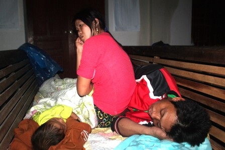 Kê những chiếc ghế còn sót lại để ngủ.