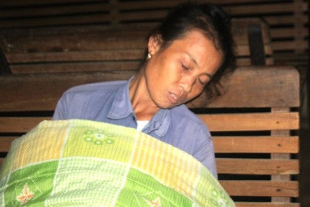 Nhà ngập hết rồi, họ phải đi lánh nạn, kiếm những chỗ ngủ tạm như thế này.