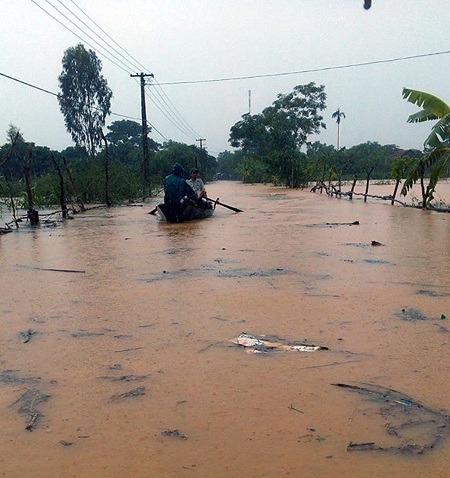 Nhiều nhà dân chìm trong nước lũ.