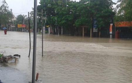 Mực nước trên quốc lộ 1A lên nhanh.