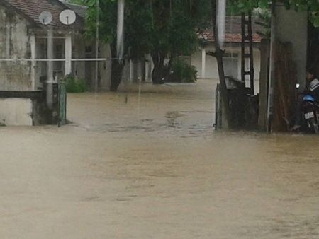 Nhiều hộ dân nước từ quốc lộ 1A tràn vào.