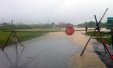 Quốc lộ 48 đoạn qua xã Nghĩa Thuận bị ngập nước và đóng đường. (Ảnh: Nguyễn Duy)