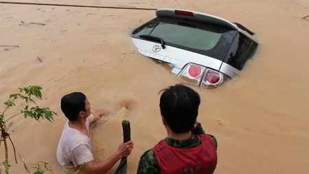 Tìm thấy thi thể Phó Giám đốc Sở cùng chiếc xe bị lũ cuốn - 5 Nguyễn Duy - Ngọc Tú