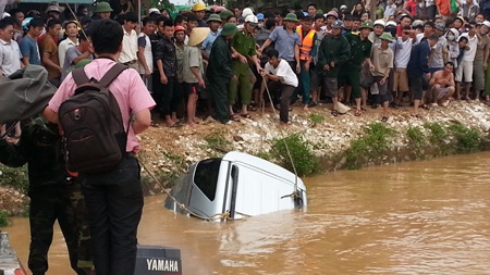 Tìm thấy thi thể Phó Giám đốc Sở cùng chiếc xe bị lũ cuốn - 1 Trục vớt chiếc xe cùng thi thể PGĐ Sở Công thương Nghệ An