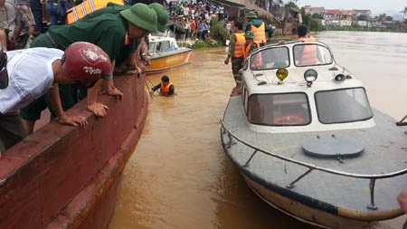 Tìm thấy thi thể Phó Giám đốc Sở cùng chiếc xe bị lũ cuốn - 2 Lực lượng cứu hộ đang tiếp cận chiếc xe để cẩu lên bờ.