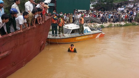 Tìm thấy thi thể Phó Giám đốc Sở cùng chiếc xe bị lũ cuốn - 3 Nguyễn Duy - Ngọc Tú