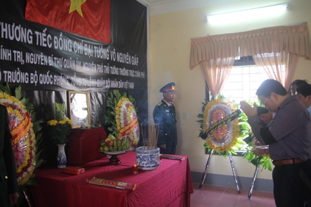 Thanh niên, đoàn viên Nghệ An thắp hương tưởng nhớ Đại tướng Võ Nguyên Giáp (Ảnh: Nguyễn Duy).