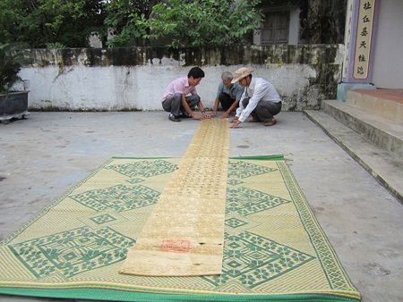 Sắc phong bằng gấm lụa có chiều dài 4,3m, rộng 0,42m có niên đại 385 năm.