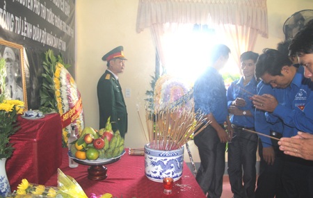 Thanh niên, đoàn viên Nghệ An thắp hương tưởng nhớ Đại tướng Võ Nguyên Giáp (Ảnh: Nguyễn Duy).