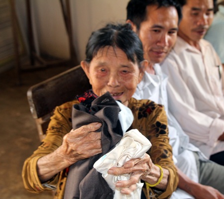  Một cụ bà vui mừng khôn xiết khi nhận được hàng cứu trợ. 
