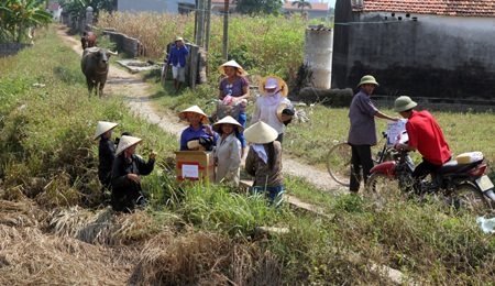 Nhận những món quà ai cũng vui mừng.