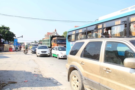 Rất đông người dân địa phương hiếu kỳ kéo đến xem ngay trên cầu...