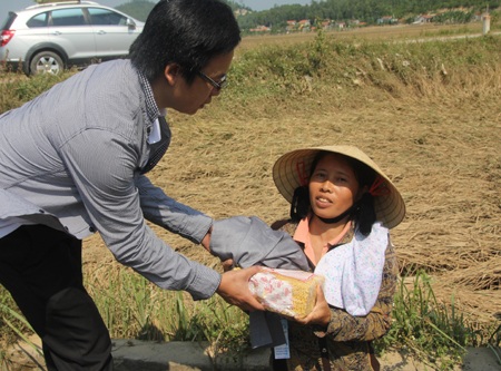 Nhận những món quà ai cũng vui mừng.