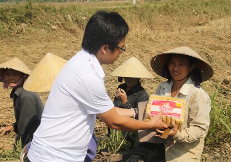 Bạn đọc báo Dân trí tiếp tục sẻ chia cùng bà con vùng lũ xứ Nghệ