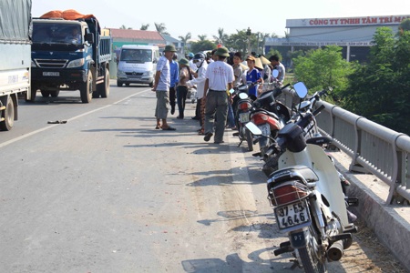 Rất đông người dân địa phương hiếu kỳ kéo đến xem ngay trên cầu...