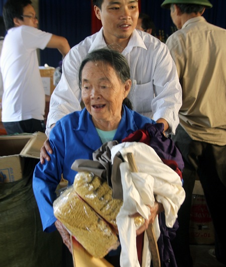  Một cụ bà vui mừng khôn xiết khi nhận được hàng cứu trợ. 