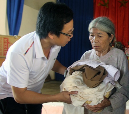  Một cụ bà vui mừng khôn xiết khi nhận được hàng cứu trợ. 