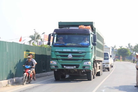 Chiếc xe tải được công an đưa về cơ quan để làm rõ.