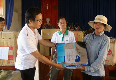  Một cụ bà vui mừng khôn xiết khi nhận được hàng cứu trợ. 