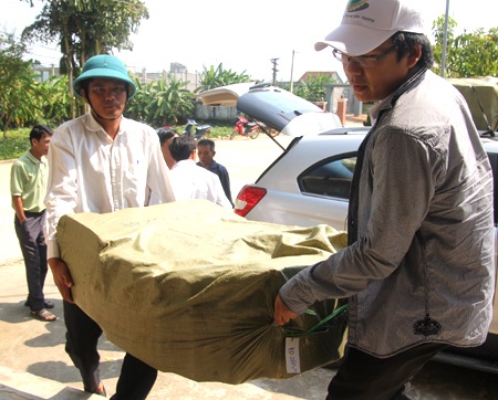 Nhận những món quà ai cũng vui mừng.