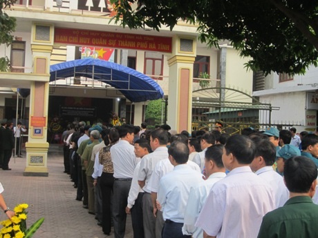 Thanh niên, đoàn viên Nghệ An thắp hương tưởng nhớ Đại tướng Võ Nguyên Giáp (Ảnh: Nguyễn Duy).